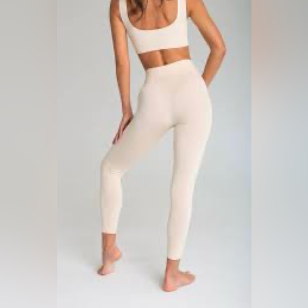 Elegant Cream Women's Leggings - Picture 3 of 16